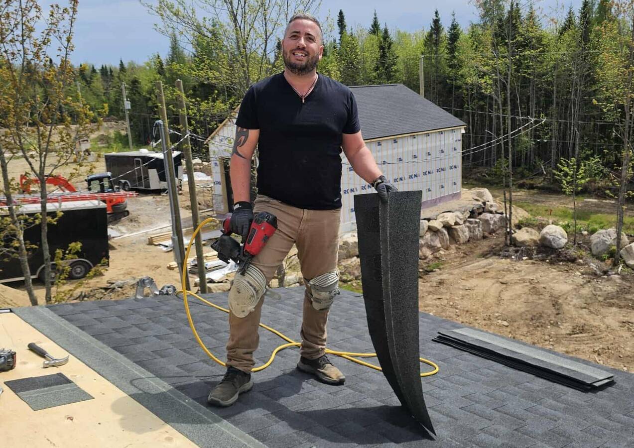Chantier de construction résidentielle avec plans architecturaux