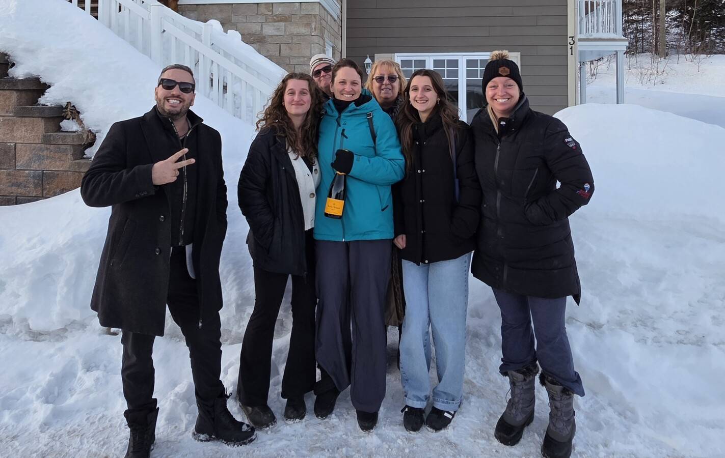 Emanuel La Mantia et clients satisfaits devant une propriété à Québec