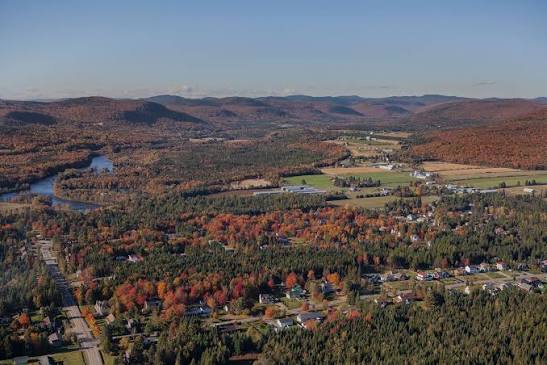 Vue aérienne panoramique de la vallée et des grands espaces de Saint-Gabriel-de-Valcartier